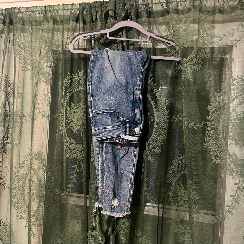 Size 3/27 Trendy Embroidered Butterfly Distressed High Rise Jeans- Super cute!